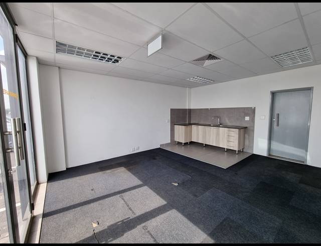 290M² WAREHOUSE TO LET IN LONGLAKE